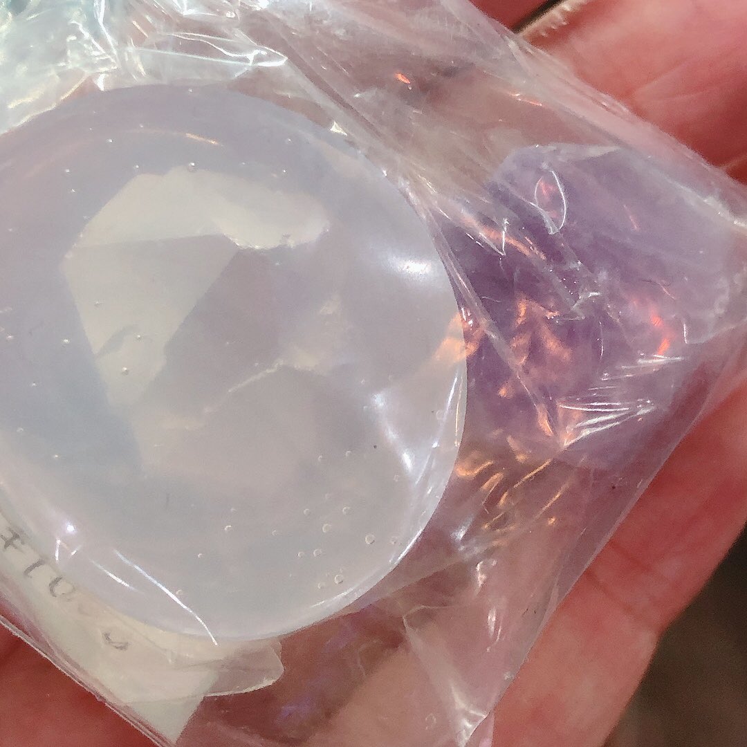 CA_TOKYO's tweet photo. 【作家様の作品在庫状況】

✦kanoline様
ワイヤーで作られたリアルなお花のアクセサリー✨
繊細な作品ですが強度もあるので普段使いにもオススメです💕

✦Caine様
鉱石の作品が作れるモールド♪
好きな色で作ったレジンの鉱石を簪に合わせても可愛いですよ！
ぜひお試し下さいませ✨ https://t.co/kdUi965NHC