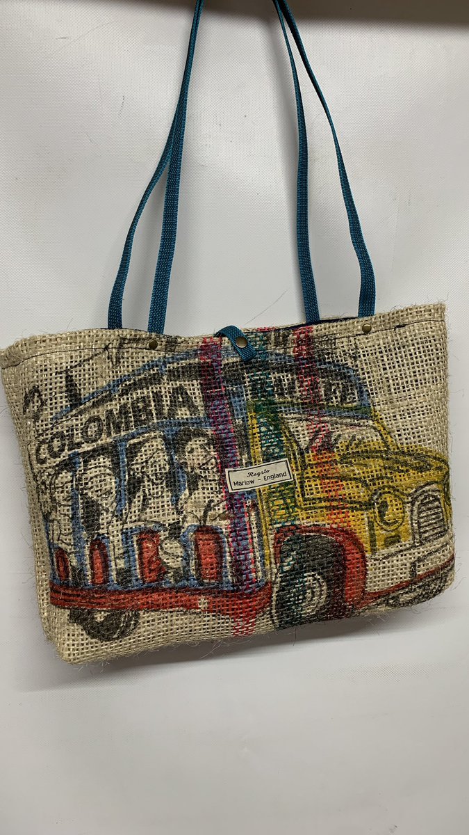 theneilwragg's tweet photo. I wish all coffee bean sacks were as happy as these! A few left on https://t.co/wv7dVgQy7N #totebag #upcycled #Christmas https://t.co/xquZnDJ8br