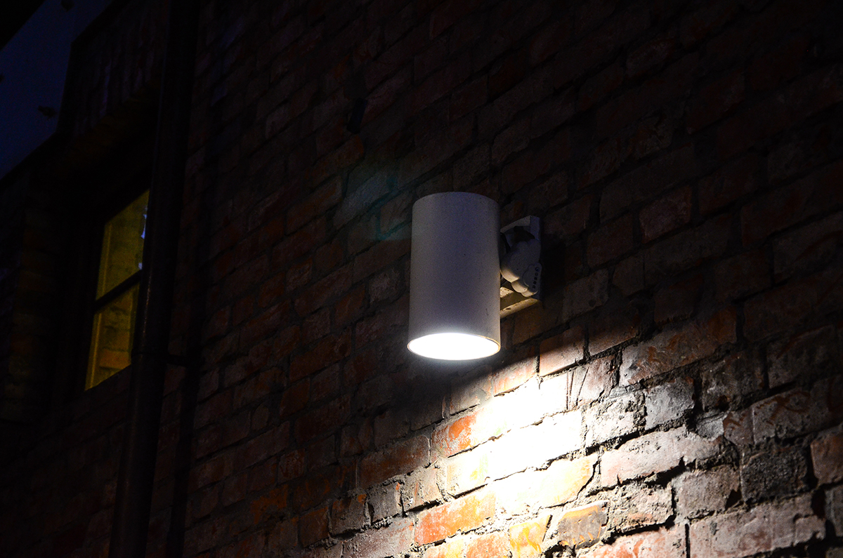 EssexPoliceUK's tweet photo. As the nights start to draw in, keep your home protected. Fit external lighting using energy saving bulbs which are activated by a dawn to dusk sensor. If burglars see your house has security lighting they are
less likely to approach for fear of being seen.
#SecureProtectPrevent https://t.co/uPbdBujykd