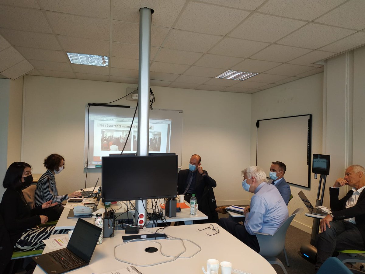 lab110bis's tweet photo. Et hop l'équipe du #lab110bis s'exporte pour 2j dans @AcBordeaux @RANouvAquitaine avec les porteurs et usagers du futur lab de l'académie. Défis : ouvrir le rectorat, desiloter, diffuser de nouvelles méthodes et compétences ! https://t.co/dNc3fbaXSv