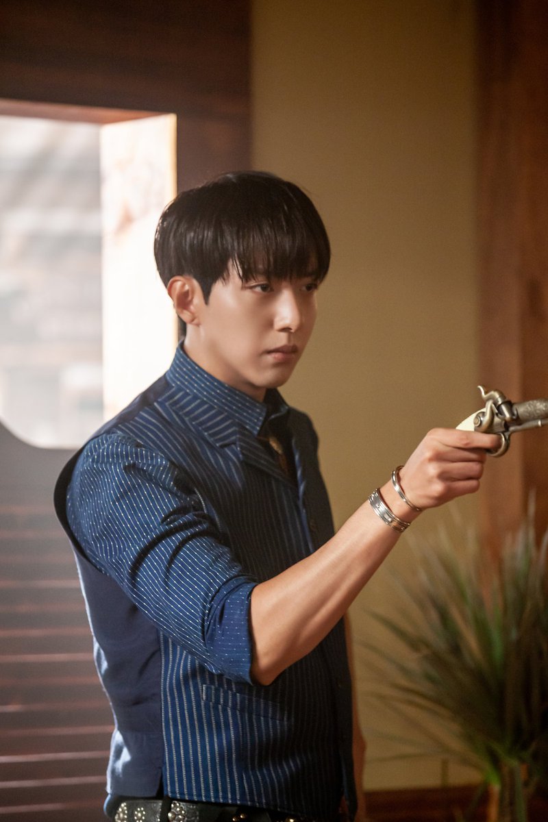 CNBLUECL's tweet photo. 211020 [FNC Naver Post] CNBLUE 싹둑 (Love Cut) MV behind stills 
- Lee Jungshin

https://t.co/TbkykGZCc9
#LetsRideWithCNBLUE #CNBLUE #씨엔블루 #싹둑 #Love_Cut #WANTED #이정신 #LeeJungshin https://t.co/HjOL04JXbE