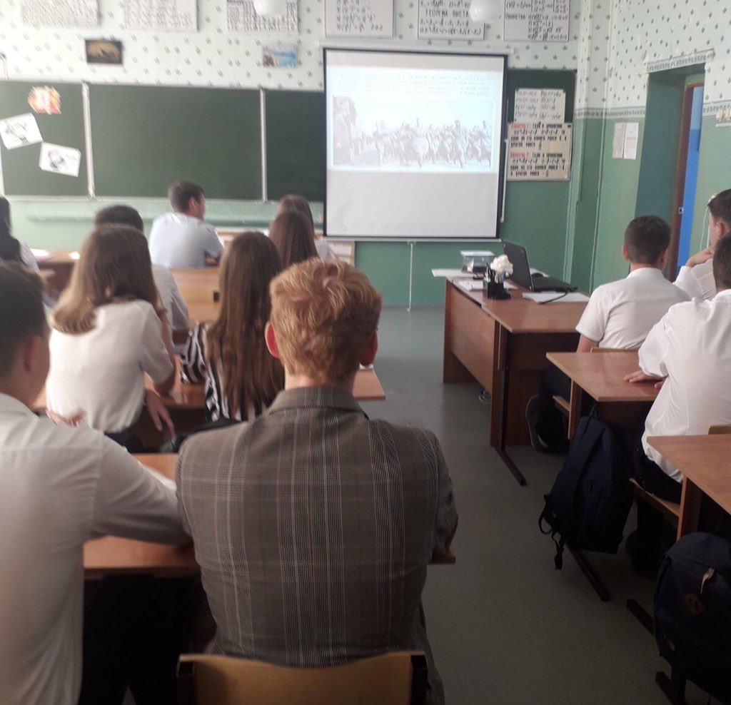 11.10.2021 г для учащихся ГБОУ СОШ #3 пгт Безенчук состоялся единый классный час «Парад памяти», который проходил в рамках специальных мероприятий, приуроченных к Параду Памяти