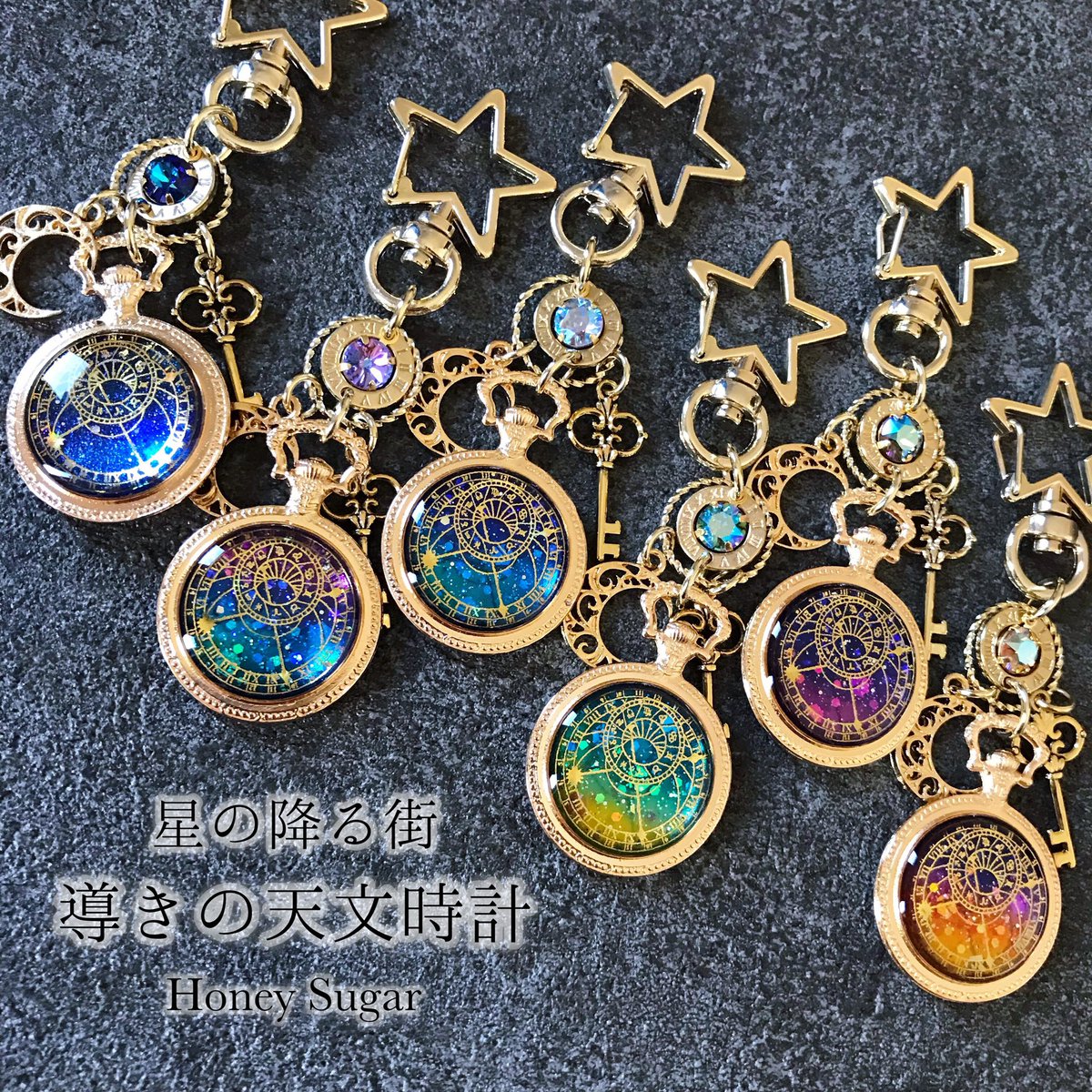 honeysugar_3232's tweet photo. BASEからクーポンが出るので天文時計キーホルダーの受注生産予約を受け付けます✩°｡⋆⸜(*˙꒳˙*  )⸝

◆受付期間◆
10月22日(金)21:00-24日(日)23:59
🛒 https://t.co/dOR1oLwxlP

お好きな夜空色をごゆっくりお選び頂けるのは受注生産販売だけです。
お気に入りの夜空色をお届け出来ますように✩.*˚ https://t.co/IuVhXFJUSs