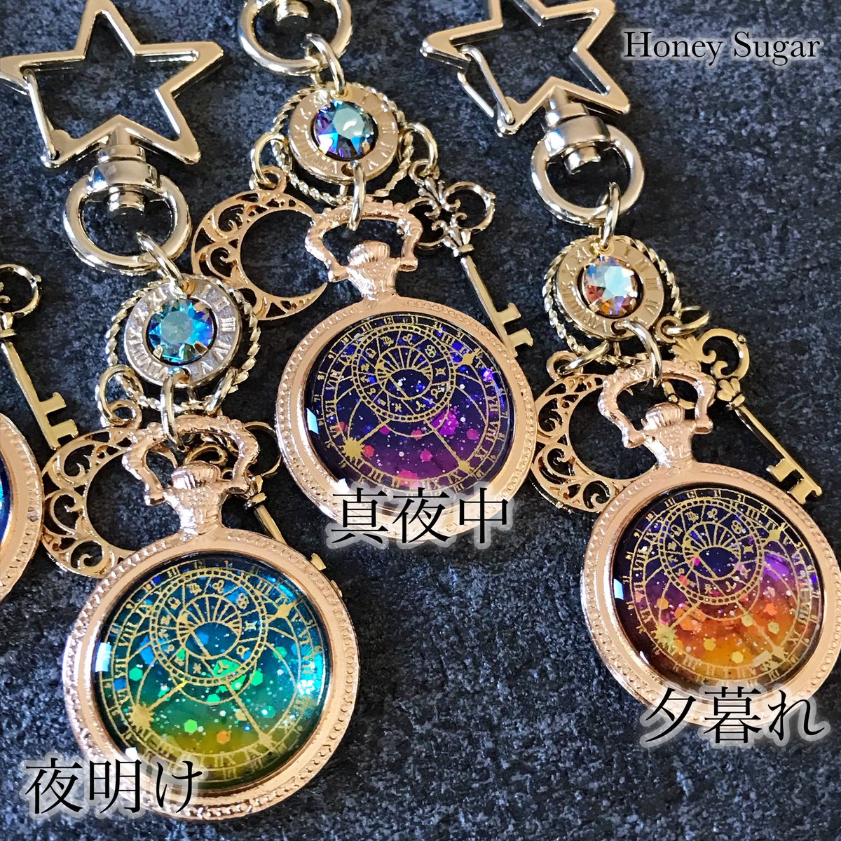 honeysugar_3232's tweet photo. BASEからクーポンが出るので天文時計キーホルダーの受注生産予約を受け付けます✩°｡⋆⸜(*˙꒳˙*  )⸝

◆受付期間◆
10月22日(金)21:00-24日(日)23:59
🛒 https://t.co/dOR1oLwxlP

お好きな夜空色をごゆっくりお選び頂けるのは受注生産販売だけです。
お気に入りの夜空色をお届け出来ますように✩.*˚ https://t.co/IuVhXFJUSs