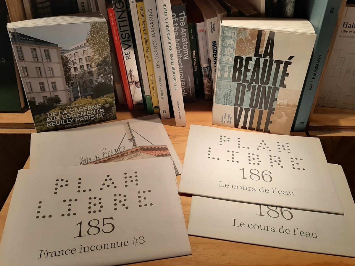 MAISONMP's tweet photo. Retrouvez les derniers numéros du journal #PlanLibre en très bonne compagnie à la librairie du @PavillonArsenal ! ✌️
· · · 
#PlanLibre est diffusé via notre réseau de librairies partenaires dans toute la France 👉 https://t.co/wU2H3YVuzi #bookshop #architecturelovers https://t.co/3VWfg8vpJk