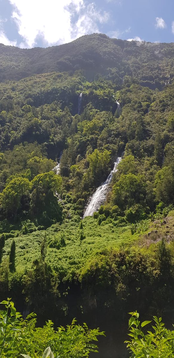 ZotVTC's tweet photo. Aprés avoir déposer mes clients au Col des Boeufs pour une randonnée, petit arrêt au Voile de la Mariée pour une petite pause. #Salazie #VtcRéunion #chauffeurvtc #chauffeurRéunion #VTC #ChauffeurprivéRéunion #LaRéunion #VTC974 #iledelareunion #lareunion #reunion974 https://t.co/3zDDEZDs5a