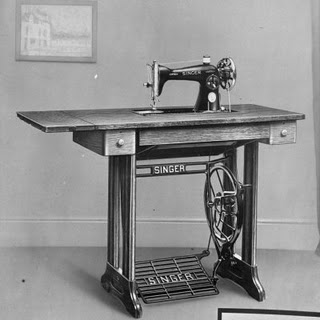 Швейная машинка 150. Швейная машинка Зингер 19 века. Швейная машинка Зингер 19 век. Зингер швейная машинка 1870. Зингер швейная машинка 1902н.