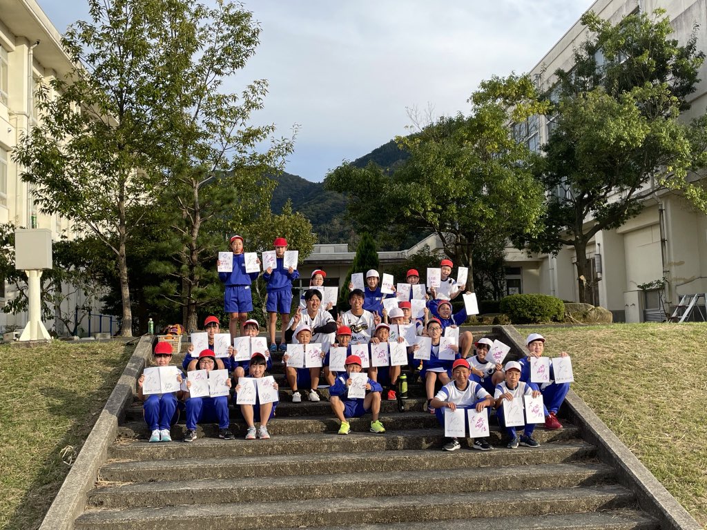 【小学校訪問🏫】

昨日は若狭町立気山小学校に
#大﨑太貴 選手と
#上下大地 選手が体育の先生として訪問し、ボール投げやバッティングの授業を行いました👨‍🏫✨ 

授業終了後はサインの行列ができました！

#ワイラプ🦖
#BCリーグ
#ふくい県民応援チーム
#FUKUIRAYS