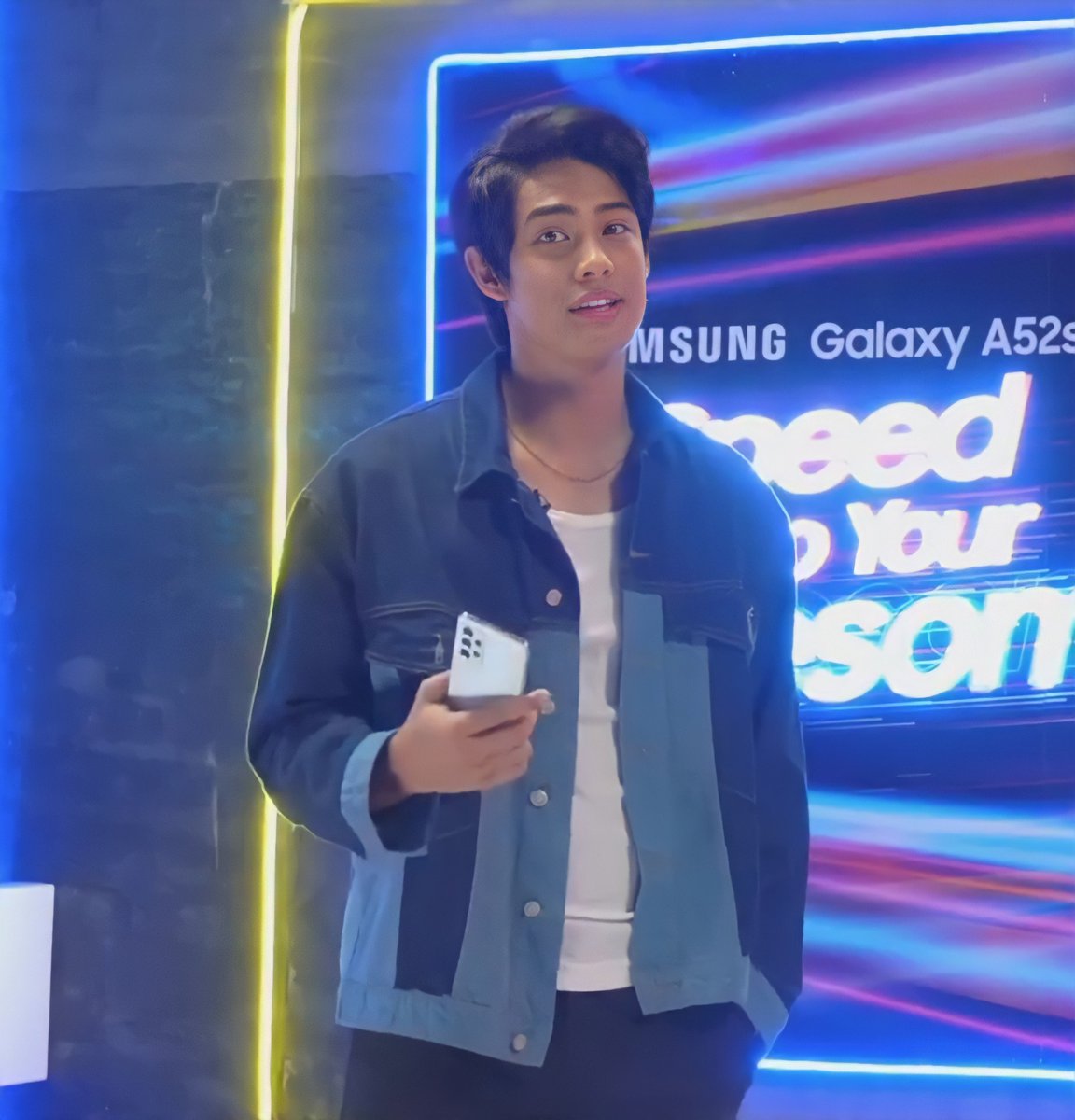 soxybernfaulk's tweet photo. 💖

#SpeedUpYourAwesome 
#GalaxyA52s5G 
#GalaxyxDonny https://t.co/GtGgpWUx2I