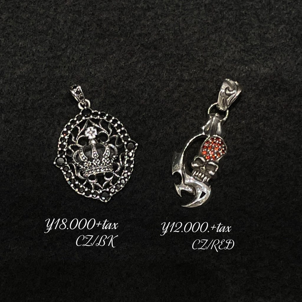 SB_LAKETOWN's tweet image. 【☆新商品入荷情報！！☆】

でっかいクラウンとスカル！！

そして多種多様な石付きペンダントトップたち！！

ムーンストーン・・・・奇麗だな・・・

#SILVERBOX #シルバーボックス #シルバー925 #シルバーアクセ