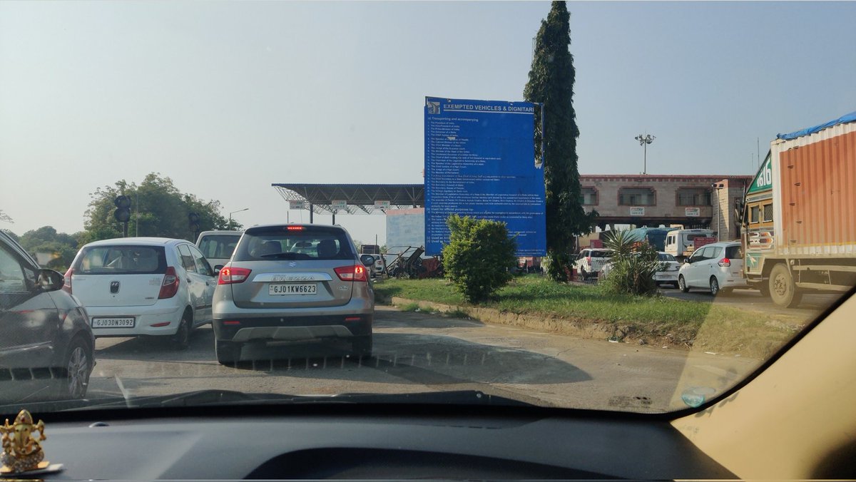 pshah215's tweet photo. @NHAI_Official 
Sir, waiting for more than 3 mins on Vadodara Express way toll plaza !! 
Will I get refund of toll ?? https://t.co/UMcr5FWIAN