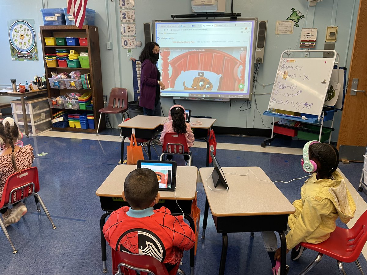 Learning how to use Google classroom with Señora Goren! It was so much fun to listen to our favorite songs in Español!