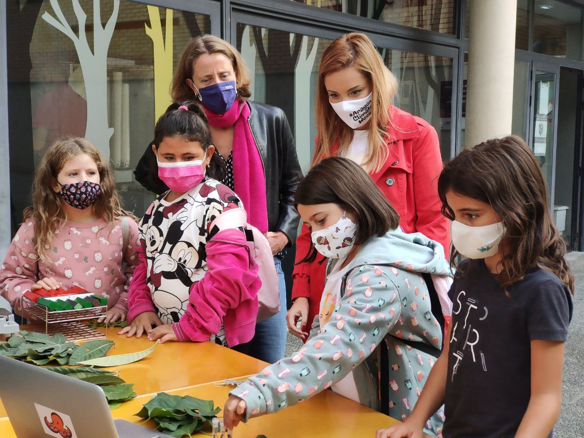 cienciapodemos's tweet photo. El @CITAAragon traslada a los más pequeños la importancia de investigar para combatir los efectos del cambio climático en #Aragon. La consejera @MaruDaz1 ha participado en la actividad en el marco de la #AragonClimateWeek https://t.co/BqoWDKII1F