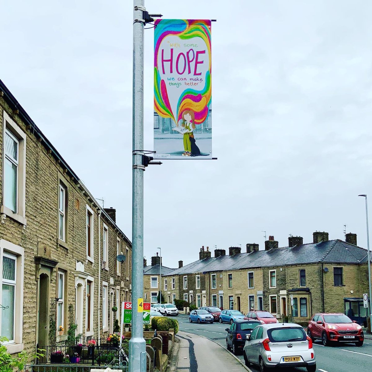 UrsulaHurstArt's tweet photo. So excited to see our #lampostbanners up in #Rishton today. Filled with quotes from the children about their #hopesanddreams for a brighter future #drawinghopeflags #drawinghope #illustration #art #hope #communityart @LancashireCC @ace_national @ChristiGabbitas https://t.co/vwwbV0FgKG