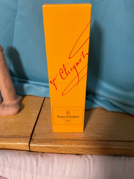 Celebrating tonight first payout coming soon from chaturbate and also my first OF sub! https://t.co/