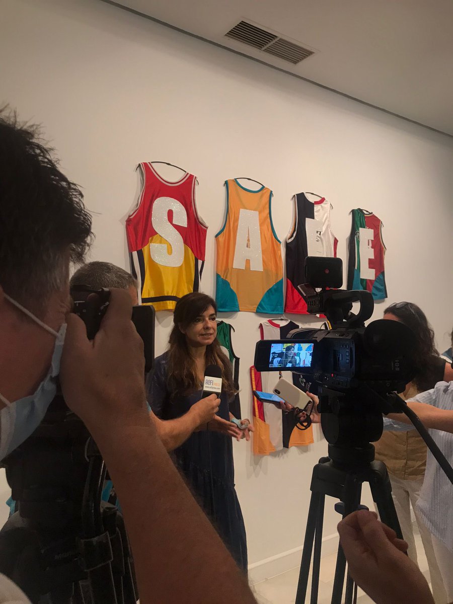 CAAMGranCanaria's tweet photo. 📡 #CAAMendirecto En la presentación de la muestra #Sistershoop de la artista #AliciaFramis, primera exposición que dedicamos en el #CAAM al #baloncesto femenino. 🏀 
Desde este jueves 21 octubre. https://t.co/QJo8itFbKj