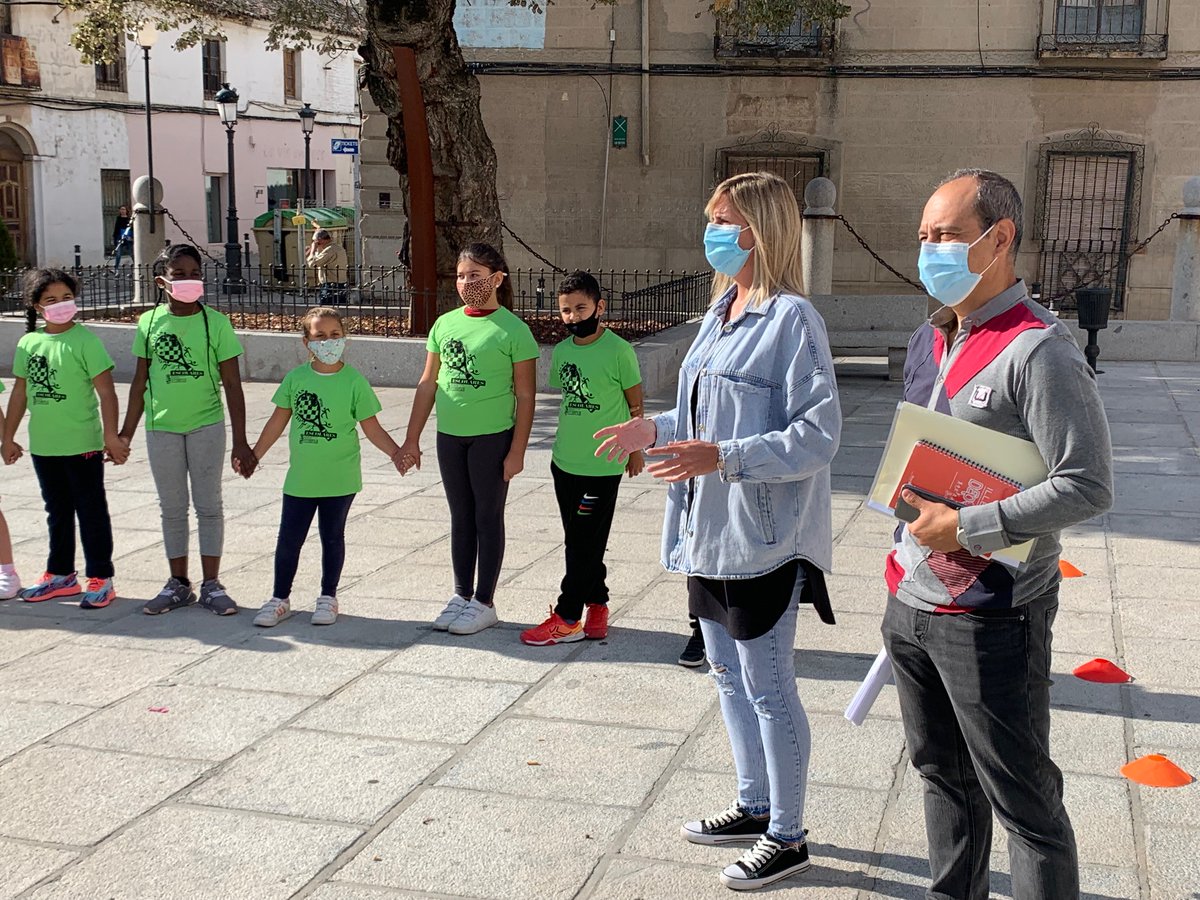 Illescas_Ayto's tweet photo. La concejala de Deportes, Belén Beamud, acompañada del técnico de los Servicios Deportivos Municipales, Francisco José Alarcón, ha acudido a la actividad del CEIP Martín Chico #ActiveHacking - Jugamos en la calle CLM.
#IllescasEsDeporte 👇🏽 https://t.co/FAAC3i9wjB