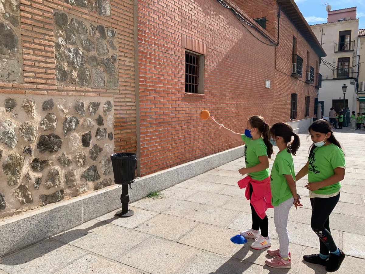 Illescas_Ayto's tweet photo. La concejala de Deportes, Belén Beamud, acompañada del técnico de los Servicios Deportivos Municipales, Francisco José Alarcón, ha acudido a la actividad del CEIP Martín Chico #ActiveHacking - Jugamos en la calle CLM.
#IllescasEsDeporte 👇🏽 https://t.co/FAAC3i9wjB