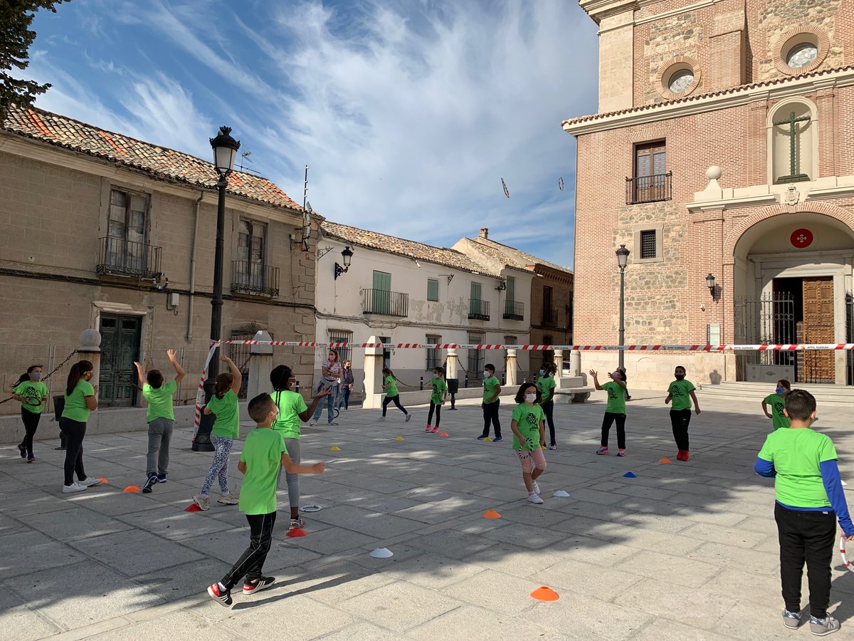 Illescas_Ayto's tweet photo. La concejala de Deportes, Belén Beamud, acompañada del técnico de los Servicios Deportivos Municipales, Francisco José Alarcón, ha acudido a la actividad del CEIP Martín Chico #ActiveHacking - Jugamos en la calle CLM.
#IllescasEsDeporte 👇🏽 https://t.co/FAAC3i9wjB