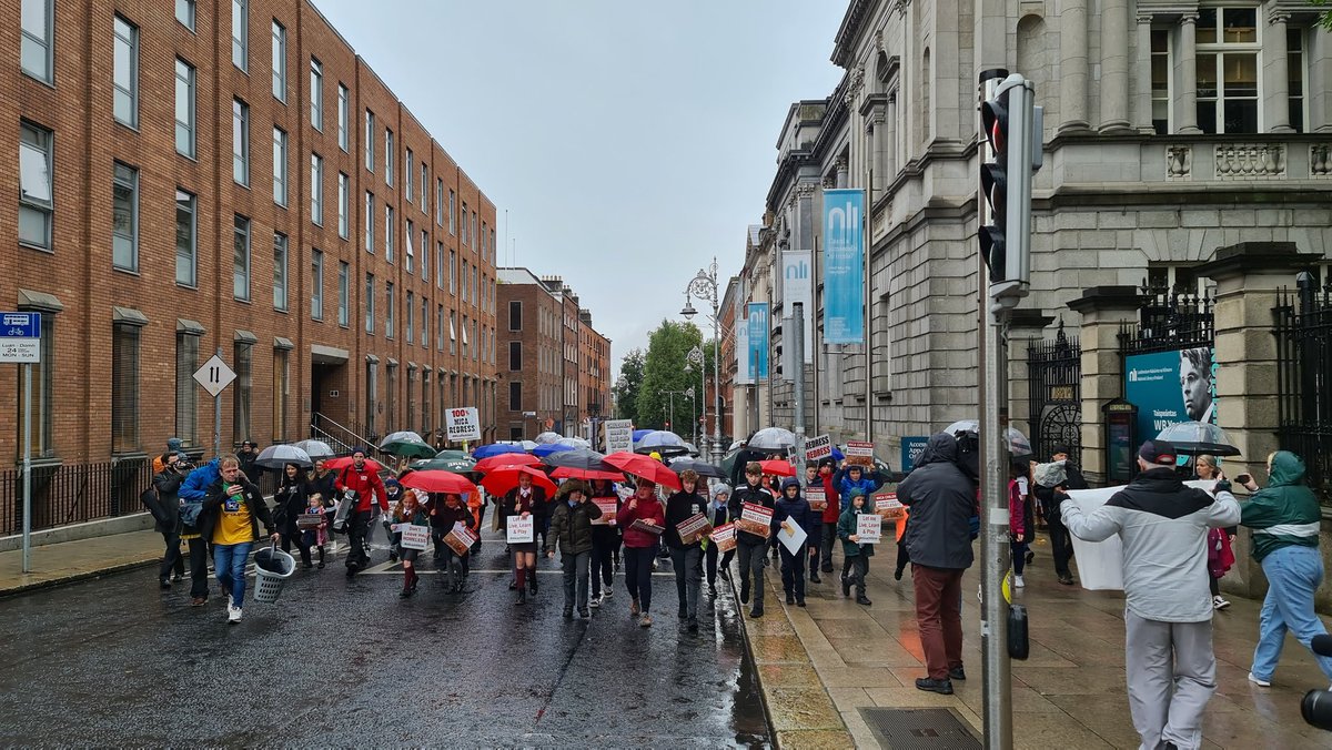 ThomasPringleTD's tweet photo. #micachildren arriving at the gates of Leinster house. #Donegal opposition TDs are here. No sign of government TDs or Ministers yet.
#micaredress https://t.co/LMn6URekOs