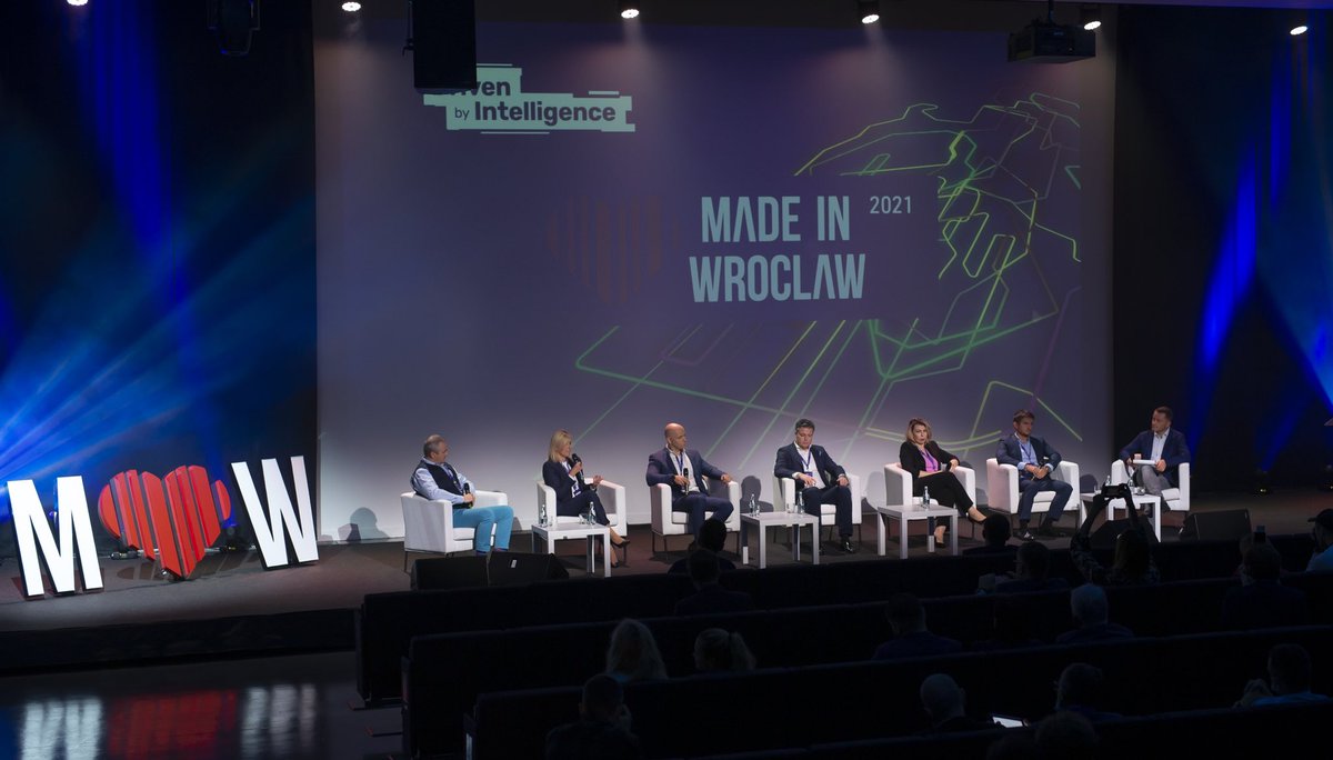 KuzniarMedia's tweet photo. 💡 #AI w mieście, medycynie,
e-commerce, ale też w pracy liderów w firmach z przemysłu 4.0
🎥 LIVE na FB i YT #MadeInWroclaw
Host @JaroslawKuzniar • @wroclaw_info @Hala_Stulecia @InvestInWroclaw https://t.co/4m8B7cY35u