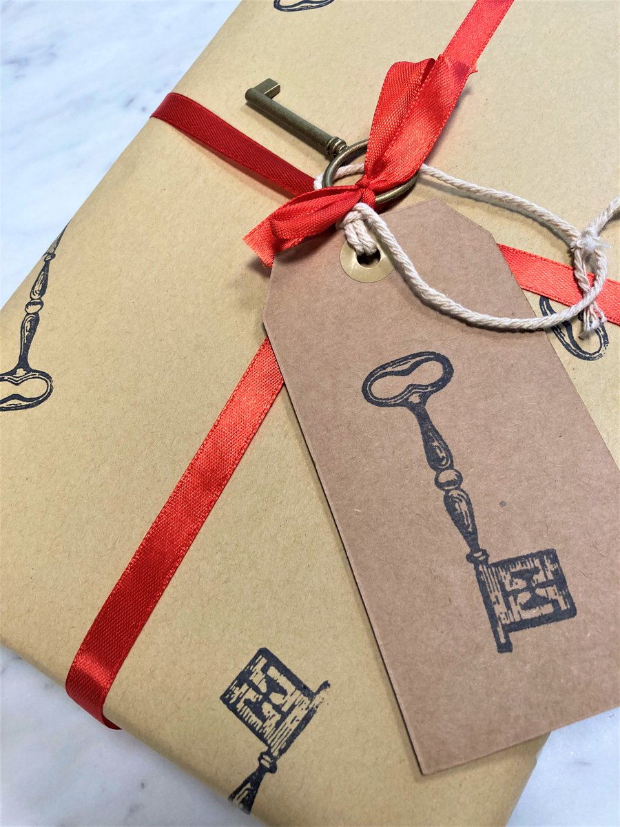 ZaffreBooks's tweet photo. It's time for a mystery #giveaway! Would you like the chance to #win one of two fantastic books this week?!

If you'd like a blind date with a book, simply RT and follow to enter. Closes 25/10 at midnight. 

Any guesses which book it is? 🗝️

#Books #MysteryBooks https://t.co/LShmUBnLtq