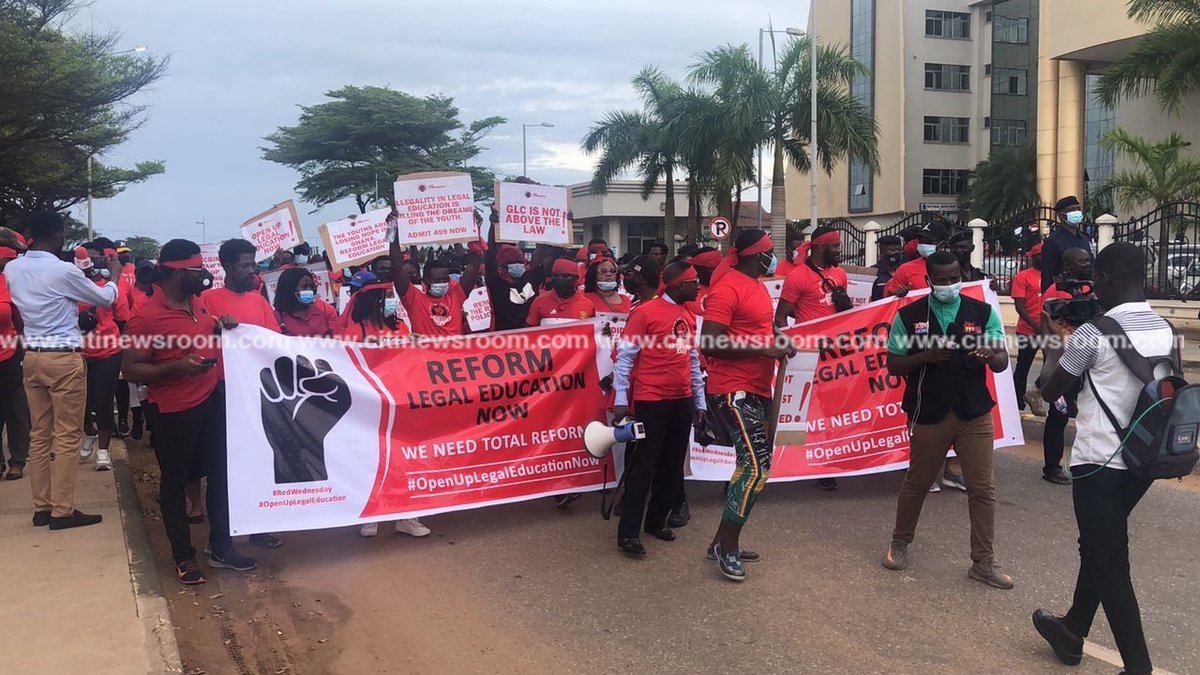 Citi973's tweet photo. Some aggrieved candidates of the 2021 Ghana School of Law entrance examination have poured onto the streets of the capital Accra to demand reforms to the nation’s legal education regime. #CitiNewsroom https://t.co/rwt2m7Vwiw