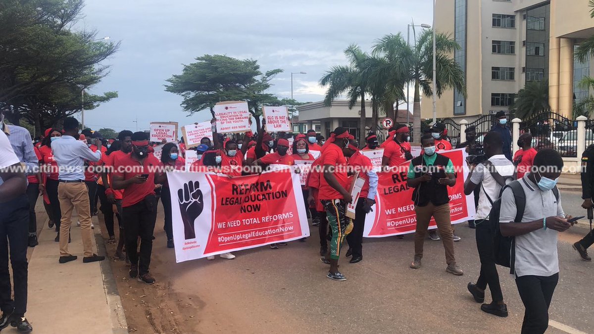 Citi973's tweet photo. Some aggrieved candidates of the 2021 Ghana School of Law entrance examination have poured onto the streets of the capital Accra to demand reforms to the nation’s legal education regime. #CitiNewsroom https://t.co/rwt2m7Vwiw