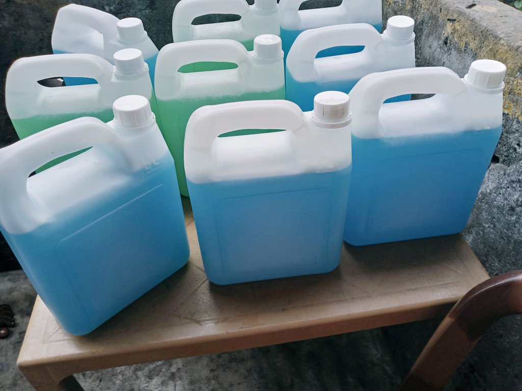 ChristianBOKO01's tweet photo. #Bunkete_plus : détergent liquide de très bonnes qualités,très efficaces. 
#Utilisation : Nettoyage des carreaux, cuves, baignoires, vitrine , toilettes etc. 
#Contre_indication: Ne jamais l'exposer sous le soleil. 
#N_B: Pas toxique, aucune goûte d'alcool.
contact: +243826761315 https://t.co/SfD0Mg4qHD