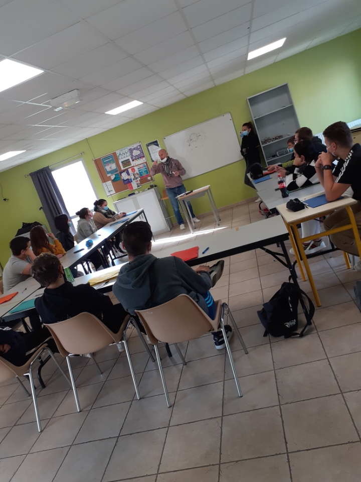 HlneDELMAS2's tweet photo. Intervention du @pole_emploi #Lézignan à la @MissionLocale11 ce matin.
Poursuite de l'accompagnement de nos Markethoniens autour d'un job-café.
#Markethon #1jeune1solution https://t.co/LIQdRown0Z