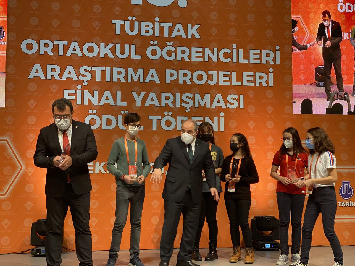 BuketAdiguler's tweet photo. TÜBİTAK Ortaokul Öğrencileri Araştırma Proje Yarışmaları Ödül Töreninde  Bakanımız Sn @varank tan ödüllerini alan öğrencilerimi ve @ErdinElif öğretmenimi kutlarım. 💙❤️👏🧿 @EnverYucel @dagozlem @ozgeeasln @ErkenCocukluk @Savas_BOYAR https://t.co/xG3XMeHDh1