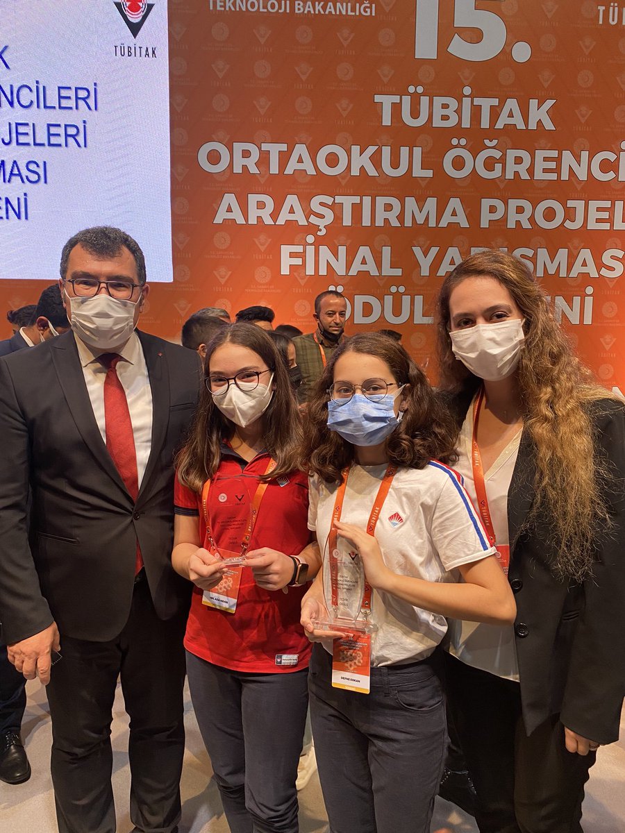 BuketAdiguler's tweet photo. TÜBİTAK Ortaokul Öğrencileri Araştırma Proje Yarışmaları Ödül Töreninde  Bakanımız Sn @varank tan ödüllerini alan öğrencilerimi ve @ErdinElif öğretmenimi kutlarım. 💙❤️👏🧿 @EnverYucel @dagozlem @ozgeeasln @ErkenCocukluk @Savas_BOYAR https://t.co/xG3XMeHDh1