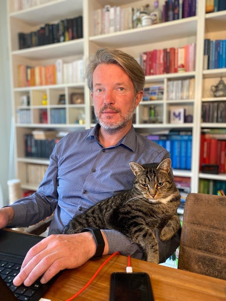 Diktatorenkatze und ich bei der Entwicklung von Plänen zur Erlangung der Weltherrschaft.
