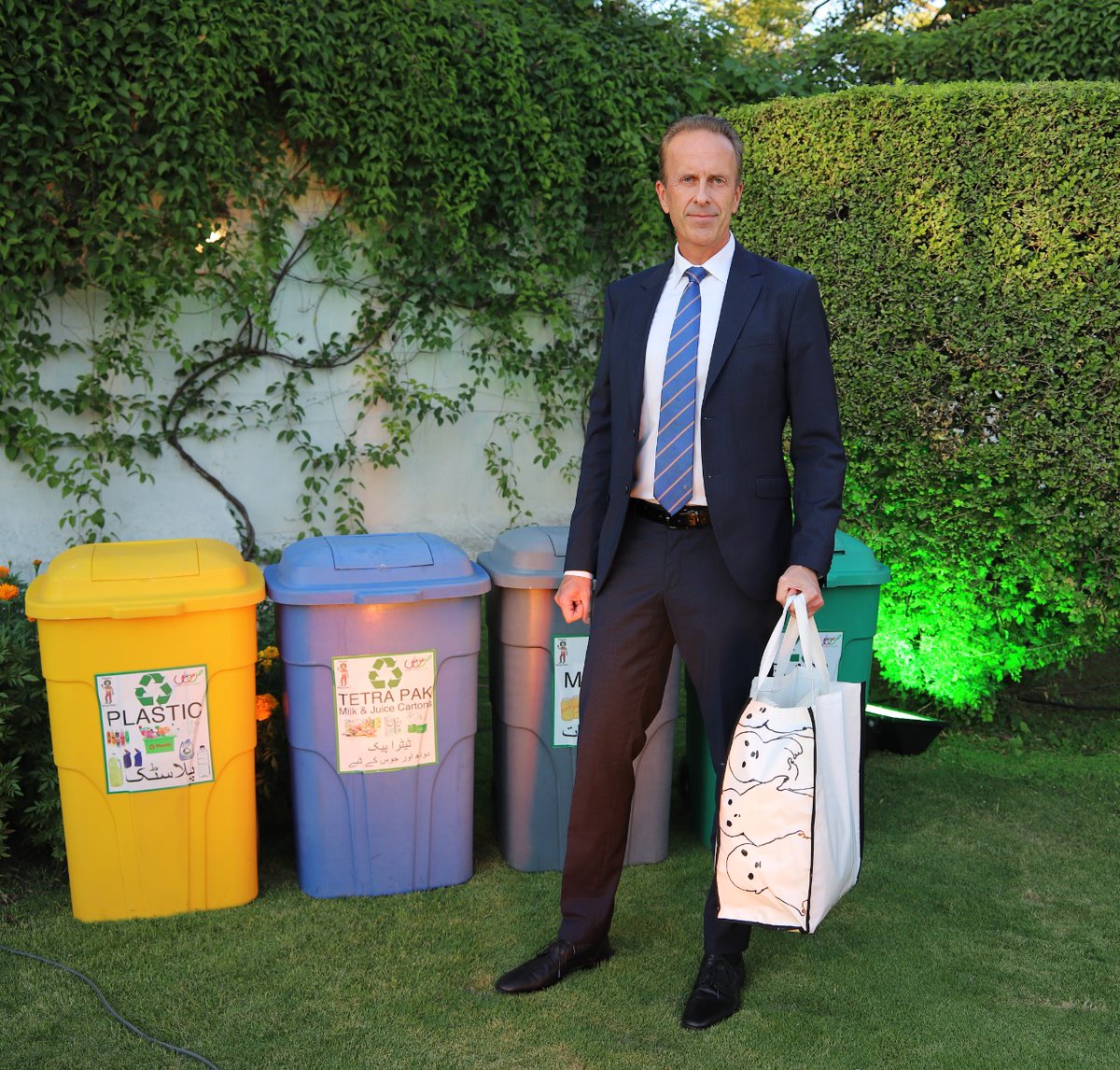 SwedeninPK's tweet photo. #7DayChallenge continues!

As #GreenEmbassy we are turning old banners into reusable shopping bags 🛍
We produce banners for events throughout the year. But once event ends their life ends. With help of @PappuRecycles we have upcycled them to give longer and useful life. https://t.co/025LoVCxdt
