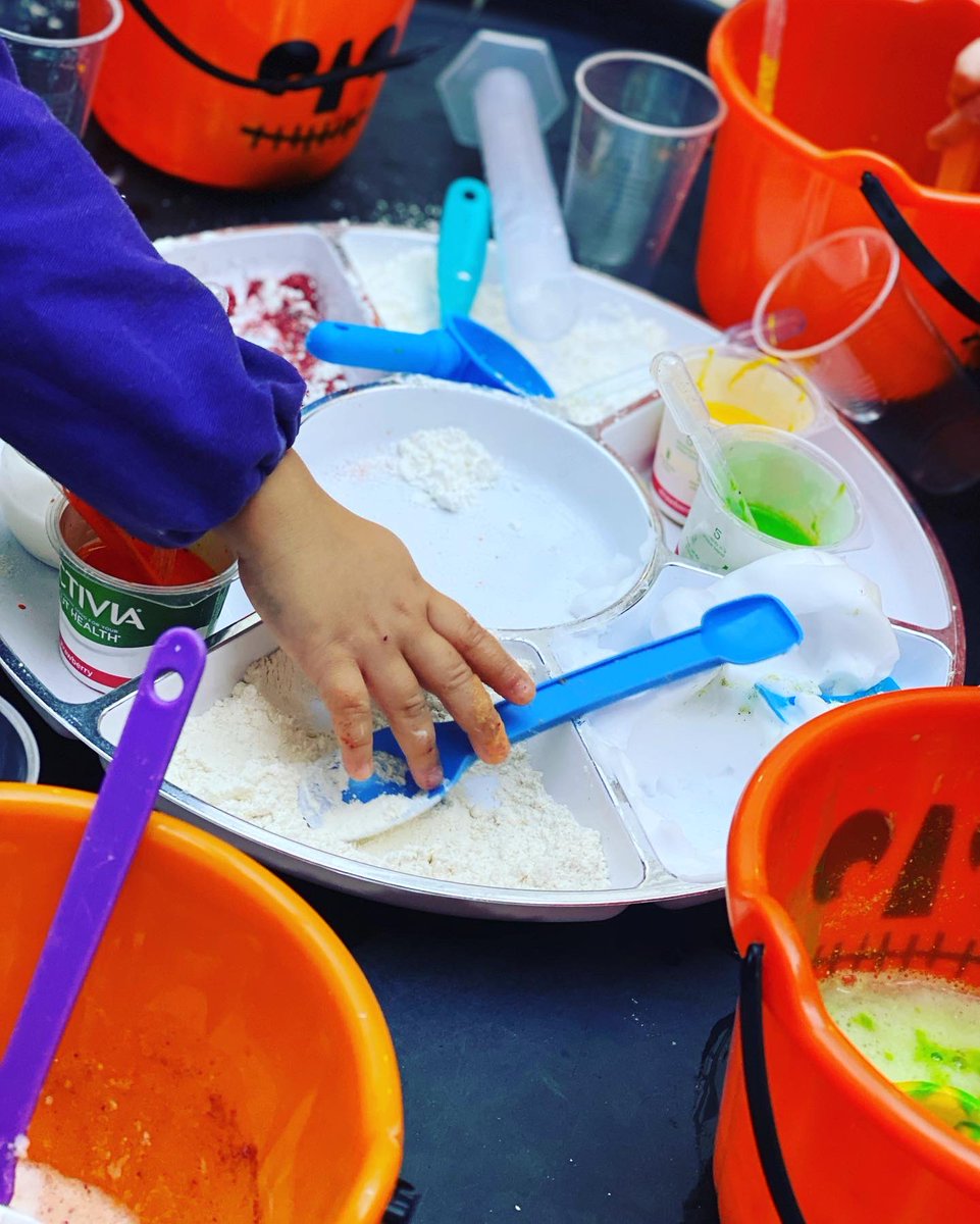 shmarylebone's tweet photo. Things are getting spooky at Swinbrook in preparation for Halloween.🎃 This morning the children have been exploring sensory trays and making potions. #earlyyears #nurseryschool #marylebone #eyfs @chatsworthschls @EYChatsworthSch @ChatsworthNurs1 🔮🕸🕷👻 https://t.co/Wms0jDiIKL