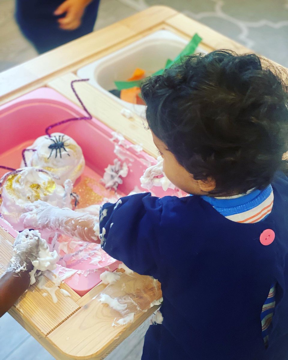 shmarylebone's tweet photo. Things are getting spooky at Swinbrook in preparation for Halloween.🎃 This morning the children have been exploring sensory trays and making potions. #earlyyears #nurseryschool #marylebone #eyfs @chatsworthschls @EYChatsworthSch @ChatsworthNurs1 🔮🕸🕷👻 https://t.co/Wms0jDiIKL