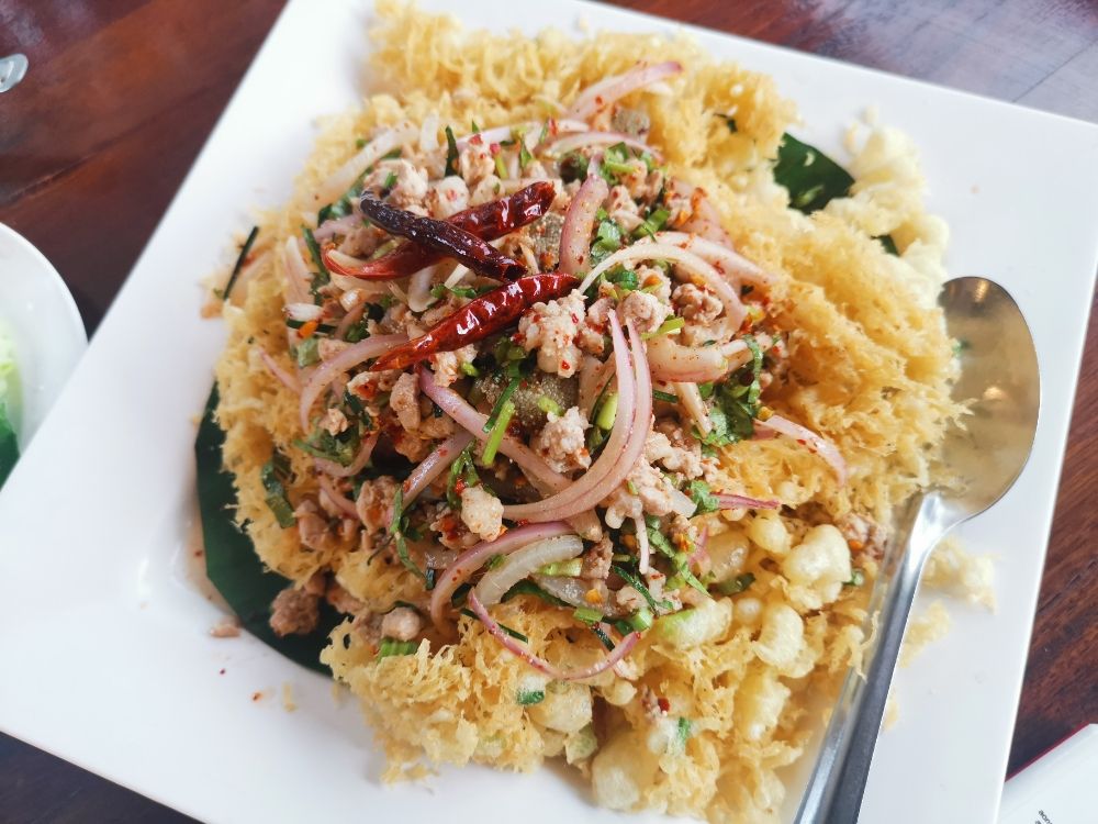 BESTEREATS's tweet photo. อาหารเหนือร้านมีชื่อในจังหวัดน่าน ร้านนี้ต้องจองน้าาา ไม่งั้นจะรออาหารนาน เปิดบริการ 2รอบ กลางวันกับเย็นค่ะ
ร้าน เฮือนฮอม
📍น่าน
✏️Pattharanid Nubua Wongsupaluk
อ่านเพิ่ม https://t.co/z8LvZPeN8S
#RettyTH #อร่อยไปแดก #น่าน #aroii #อาหารเหนือ #รีวิวน่าน #อร่อย #เที่ยวไทย https://t.co/OX1jeuAqwA