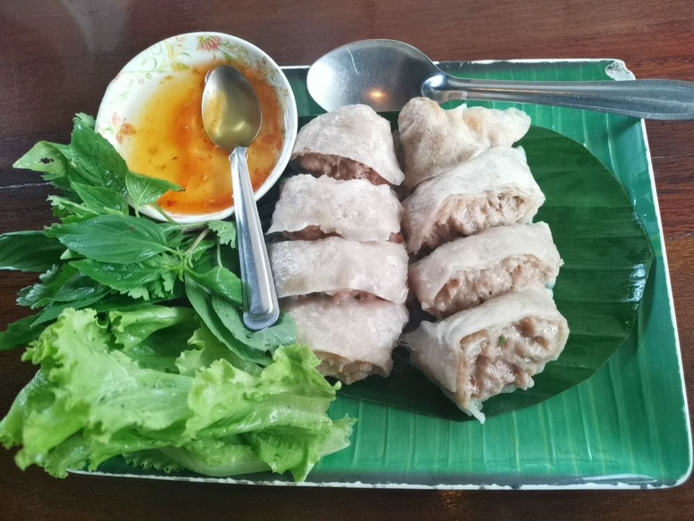 BESTEREATS's tweet photo. อาหารเหนือร้านมีชื่อในจังหวัดน่าน ร้านนี้ต้องจองน้าาา ไม่งั้นจะรออาหารนาน เปิดบริการ 2รอบ กลางวันกับเย็นค่ะ
ร้าน เฮือนฮอม
📍น่าน
✏️Pattharanid Nubua Wongsupaluk
อ่านเพิ่ม https://t.co/z8LvZPeN8S
#RettyTH #อร่อยไปแดก #น่าน #aroii #อาหารเหนือ #รีวิวน่าน #อร่อย #เที่ยวไทย https://t.co/OX1jeuAqwA