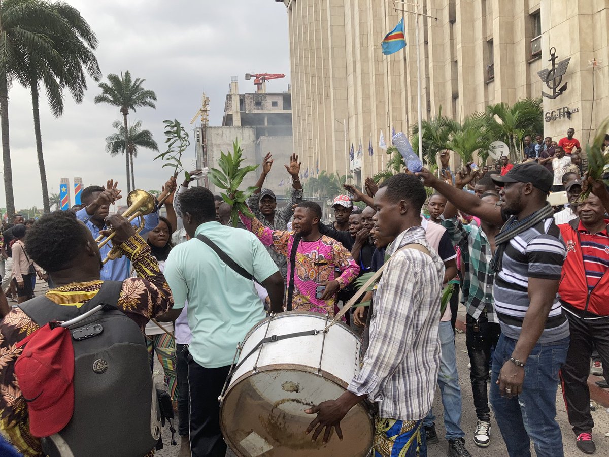 soniarolley's tweet image. #RDC #Onatra : à l’ONATRA, pneus brûlés et fanfare. Les agents de l’Onatra dde au gouv de respecter les promesses du PR @fatshi13. 207 millions devaient être versés dps janv, les ports privés illégaux fermés. “Pourquoi n’obéissent-ils pas? C’est une guerre ctre le président”