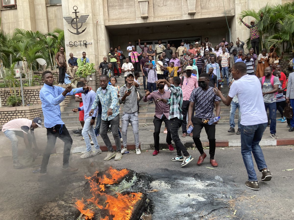 soniarolley's tweet image. #RDC #Onatra : à l’ONATRA, pneus brûlés et fanfare. Les agents de l’Onatra dde au gouv de respecter les promesses du PR @fatshi13. 207 millions devaient être versés dps janv, les ports privés illégaux fermés. “Pourquoi n’obéissent-ils pas? C’est une guerre ctre le président”