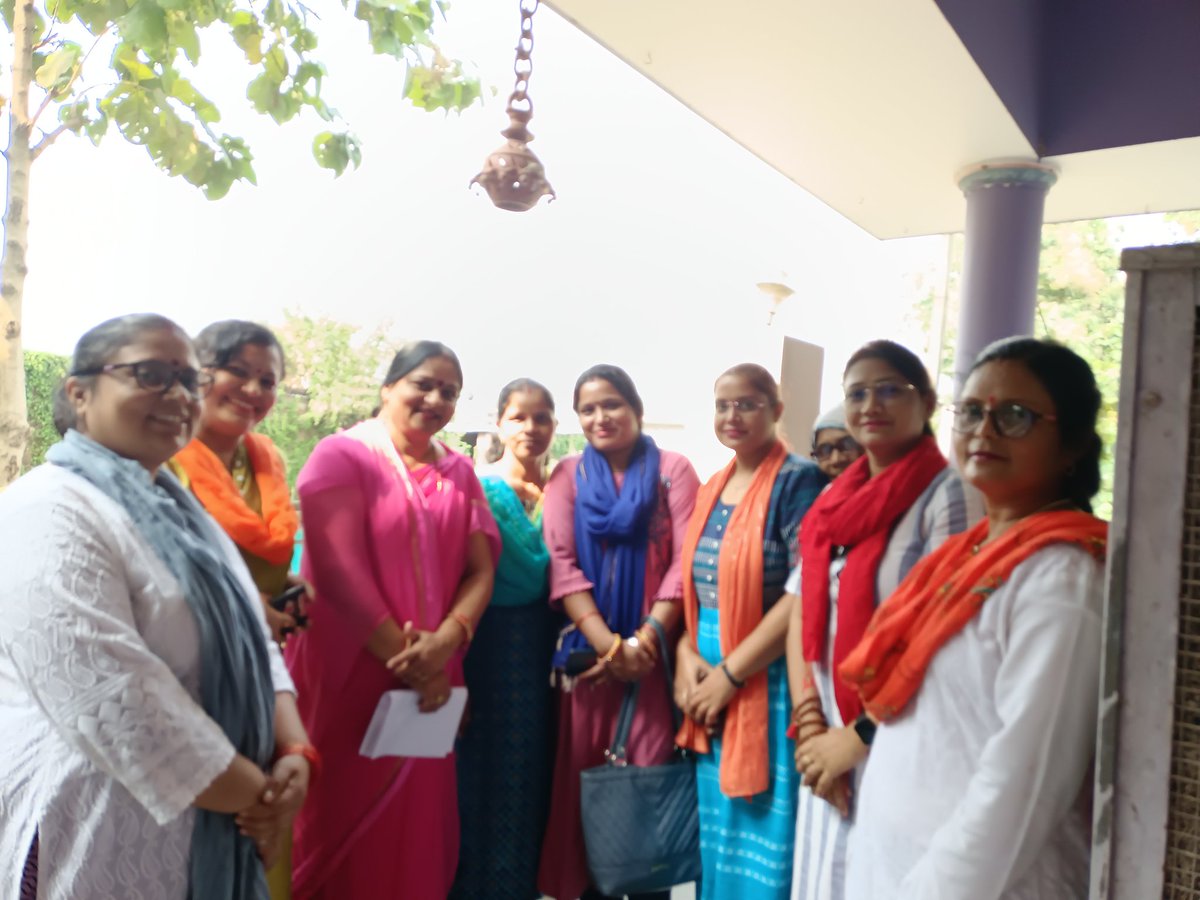 आज महिला शिक्षक संघ, आज़मगढ़ के पदाधिकारियों द्वारा उ.प्र.राज्य महिला आयोग की सदस्य संगीता तिवारी जी से शिष्टाचार भेंट की गई। संघ ने जहानागंज थाना से संबंधित व सठियांव ब्लाक के एक परिषदीय विद्यालय की छात्रा से हुए दुष्कर्म की पूरी घटना से उन्हें अवगत भी कराया <a href="/SulochanaMaurya/">Dr Sulochana Maurya</a>