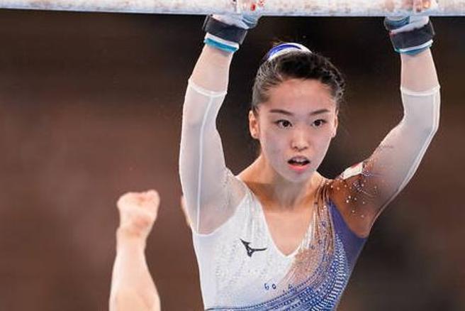 La ginnasta giapponese Hatakeda cade alle parallele asimmetriche e si rompe la spina do... csera.it/9f3f1b96Gs