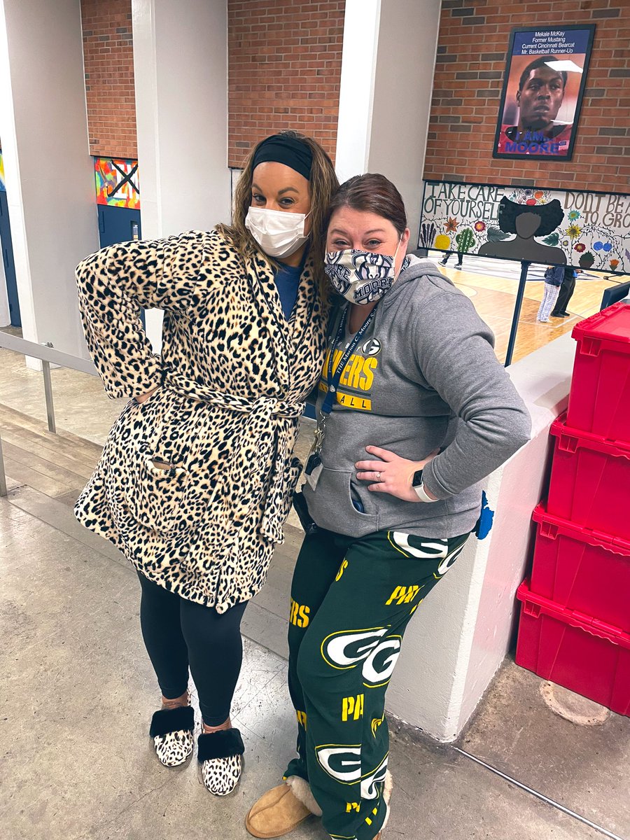 TaraThurman's tweet photo. Homecoming week it’s Wake up Wednesday! @TraciMorrisHunt @mandi_mcfadden https://t.co/nd2D2DMfgC