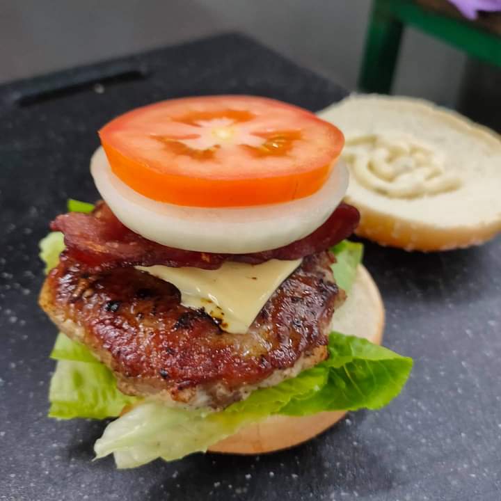 เบอร์เกอร์หมูยั่วๆ
ที่ร้านลุง ผ่านมาแวะมาลองชิมได้นะ
เนื้อและหมูคัดเกรด ผักออแกนิค ทอดด้วยน้ำมันมะกอกอิตาลี่ บนกระทะเหล็กหล่อ
google : Seattlebistro&amp; Cafe
ไม่ต้องถามพิกัดนะ อุตส่าห์บอกให้กูเกิ้ลแล้ว ก็แหม.......