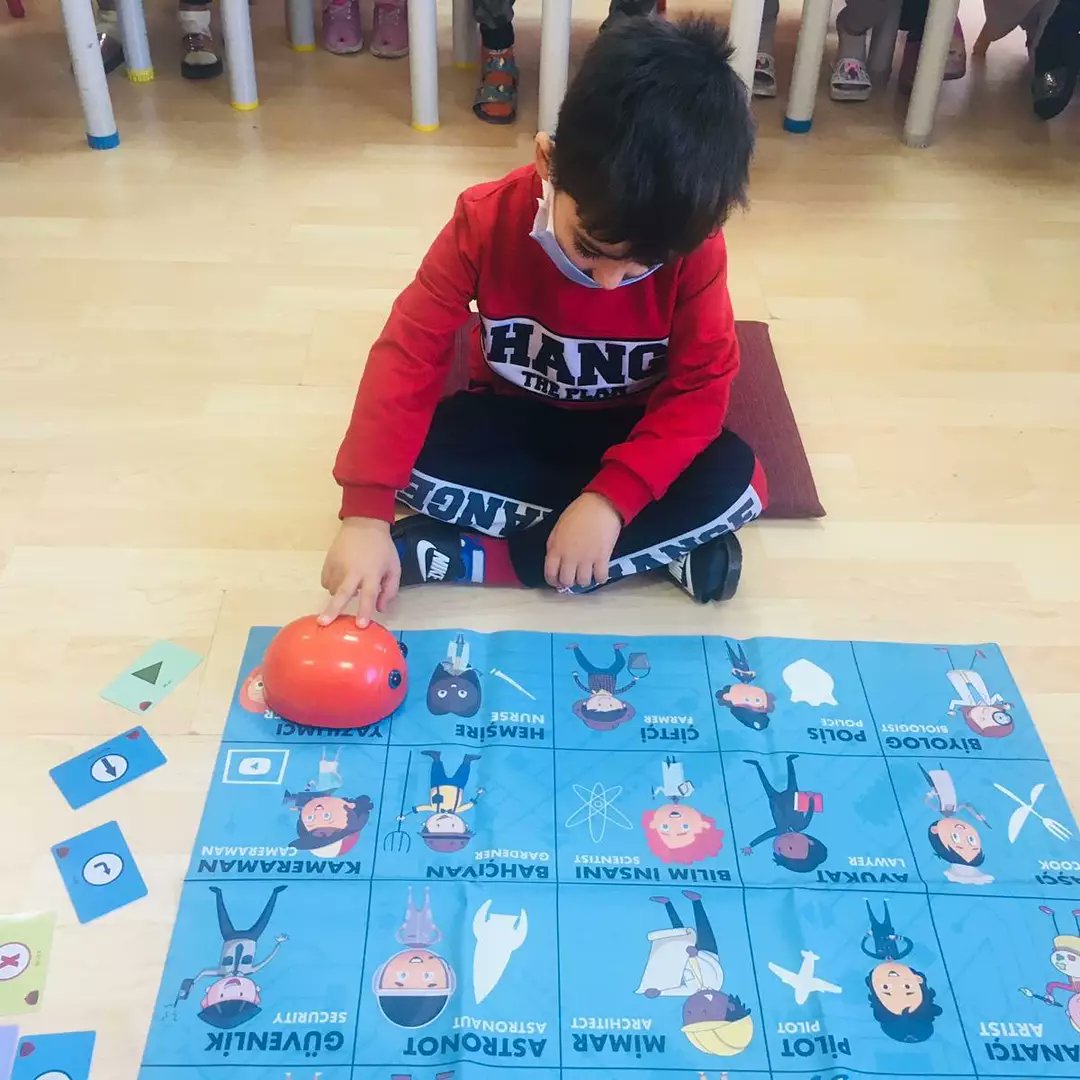 GurteksA's tweet photo. Çocukların üretme, buluş yapma,yeni şeyler keşfetme,ekip ruhu, matematiksel zekayı ve problem çözme yeteneğine etki eden Robotik kodlama eğitimine başladık. @tcmeb @Gaziantep_MEM @SehitkamilMEM @M_A_Tiryakioglu @yagcimehmet27 @YusufALCIK @bedriyesoku2 @hsyndlkrn27 https://t.co/VMcXxmYiRN