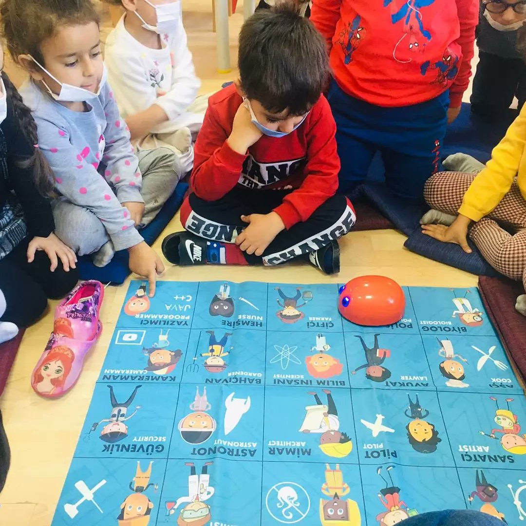 GurteksA's tweet photo. Çocukların üretme, buluş yapma,yeni şeyler keşfetme,ekip ruhu, matematiksel zekayı ve problem çözme yeteneğine etki eden Robotik kodlama eğitimine başladık. @tcmeb @Gaziantep_MEM @SehitkamilMEM @M_A_Tiryakioglu @yagcimehmet27 @YusufALCIK @bedriyesoku2 @hsyndlkrn27 https://t.co/VMcXxmYiRN