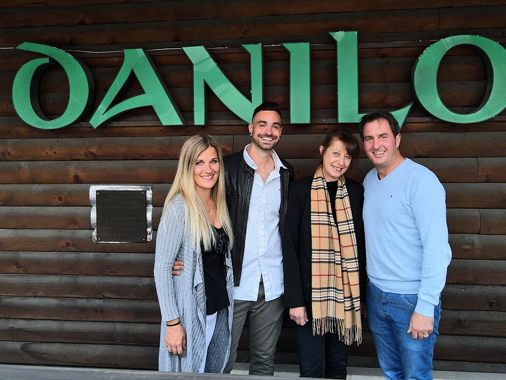 oliver_buehler's tweet photo. Hotel Danilo Savognin &amp; Pianta Hütte Radons: Nachfolge gesichert. Wiedereröffnung Danilo 15. Dezember 2021.
ganze Medienmitteilung: https://t.co/y7xXIzmtPK
#DANILOsavognin #PiantaHuette #VorwaertsStrategie #Opening151221 https://t.co/H5fXNiJyRI