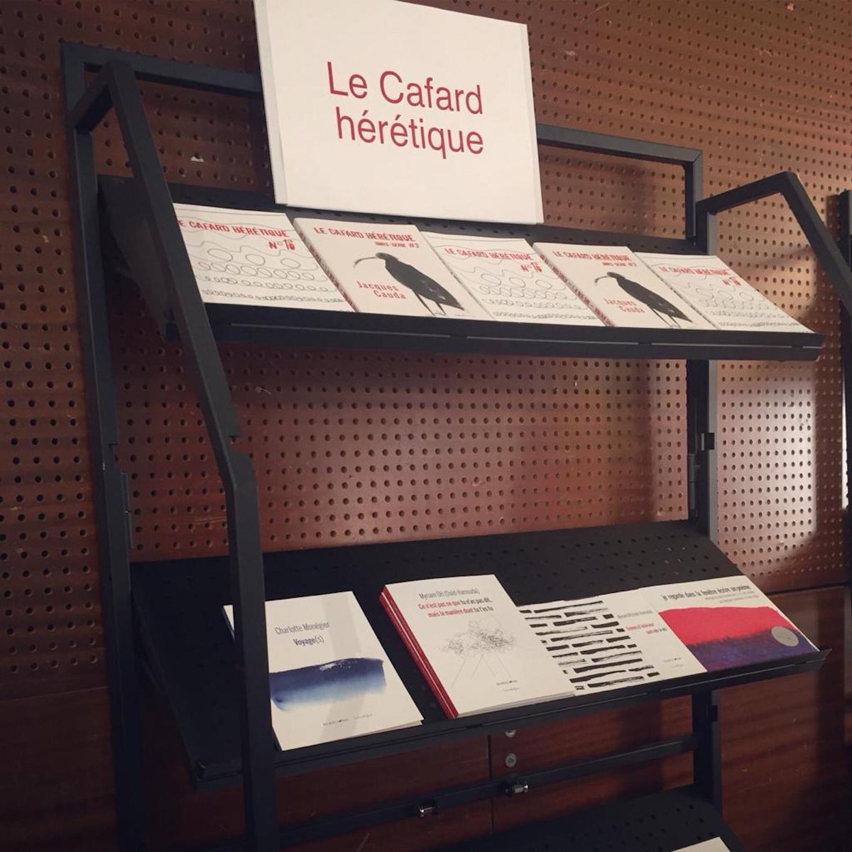 editionslunatic's tweet photo. C’était au #salon de la #revue, avec le @CafardHeretique : des beaux livres, des bonbons, des sourires, des bonnes revues et de l'ambiance.

Avec #CharlotteMonégier #DominiqueTouri @yankouton  @PhilippeAnnocq1 #AlexandreNicolas #MyriamOH https://t.co/e9IhjTIV6v