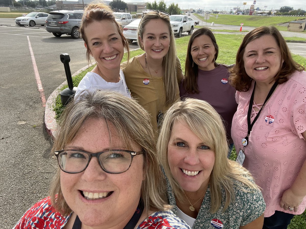 CherylLynn2003's tweet image. A team that votes together, stays together!! #teachersvoteincomal
