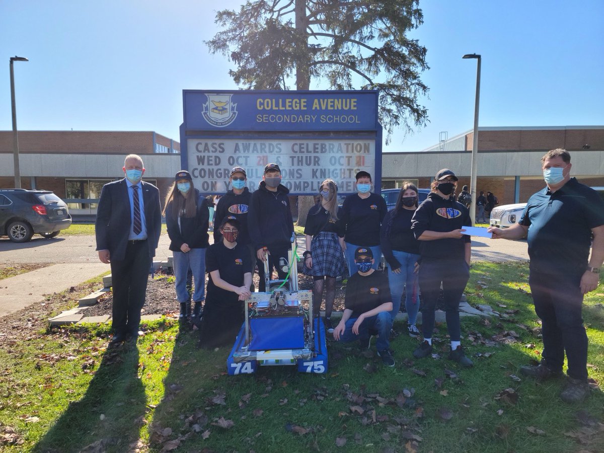 Wired Robotics team 7475 ⁦<a href="/CollegeavenueSS/">College Avenue SS</a>⁩ gratefully accepting a cheque from CAMI in Ingersoll ⁦<a href="/GMcanada/">GM Canada</a>⁩ ⁦<a href="/sheilapowell18/">Sheila Powell</a>⁩ @tvdsb